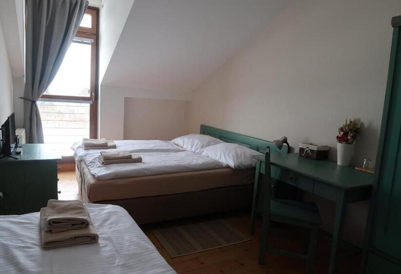 غرفة قياسية ثلاثية, Penzion Jízdárna Suchá