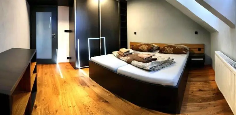 Talo 4 Makuuhuonetta, Resort Mezná
