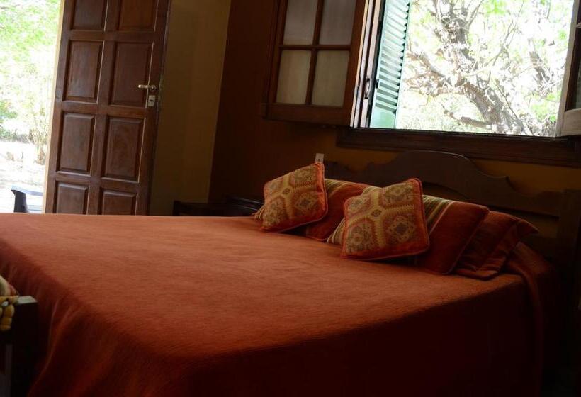 اتاق استاندارد سه تخته با چشم‌انداز باغ, Hostal La Gloria