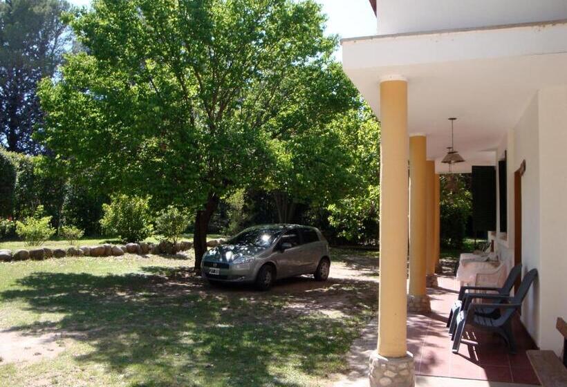 اتاق استاندارد سه تخته با چشم‌انداز باغ, Hostal La Gloria