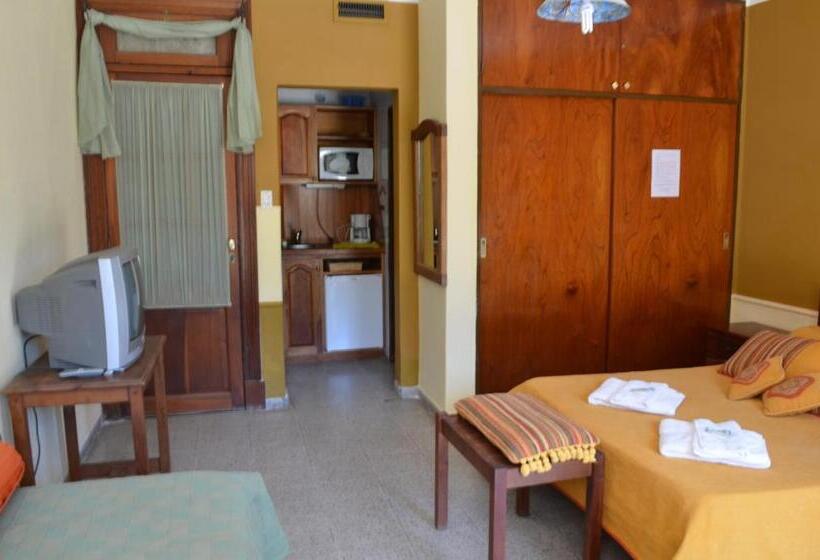חדר סטנדרט לשלושה עם נוף לגינה, Hostal La Gloria