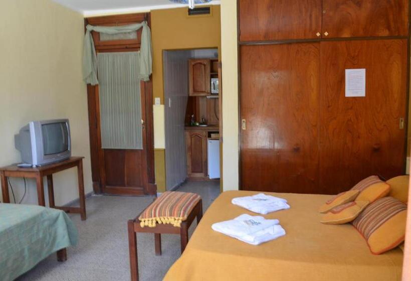 اتاق استاندارد سه تخته با چشم‌انداز باغ, Hostal La Gloria