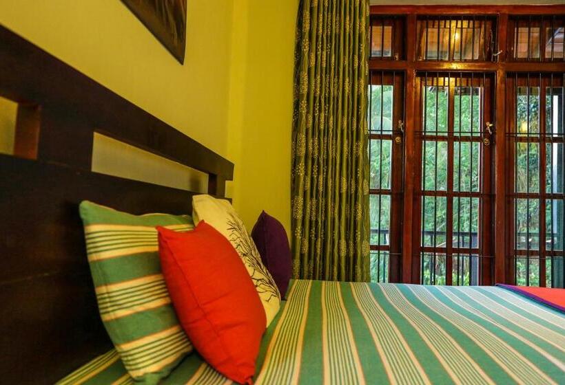 Номер Стандарт, Kandyan Hideout