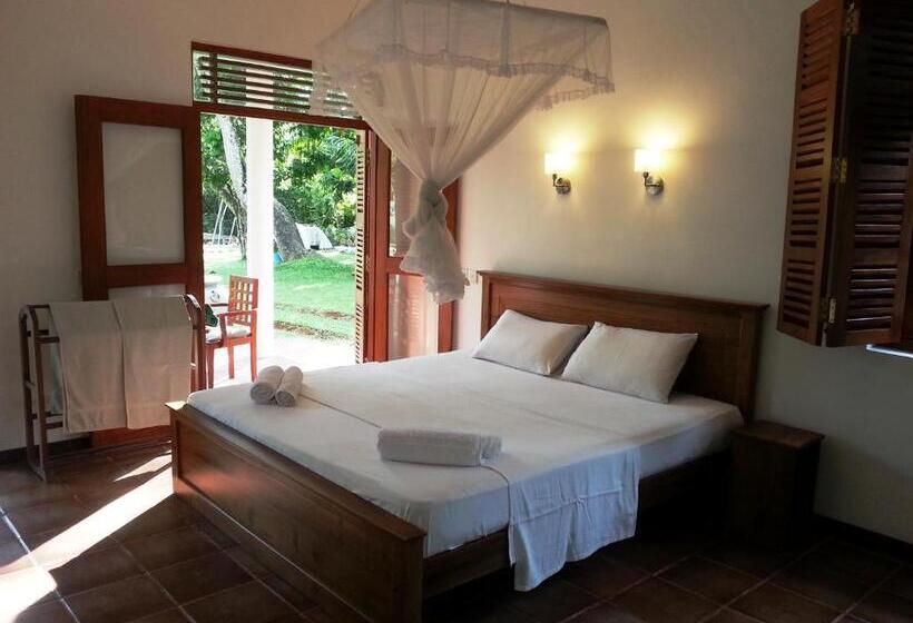 Номер Стандарт Вид на Озеро, Hettimulla River House