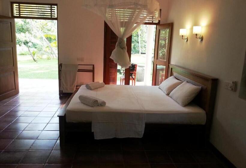 Номер Стандарт Вид на Озеро, Hettimulla River House