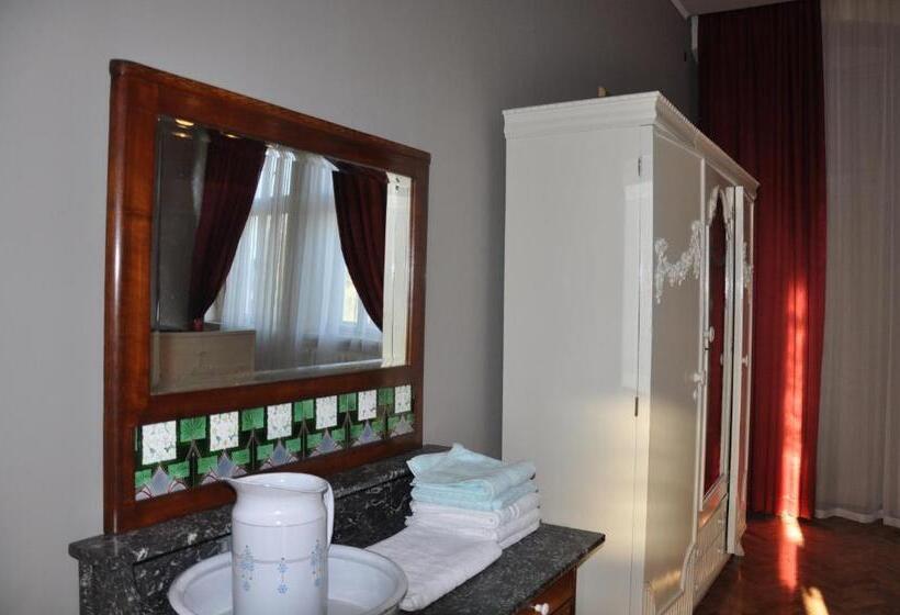 اتاق لوکس با بالکن, Guest House Anna Caffe