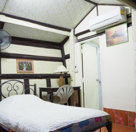 חדר קלאסי לשלושה, Three J Guesthouse