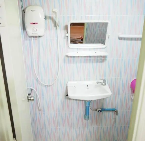 اتاق کلاسیک سه تخته, Three J Guesthouse