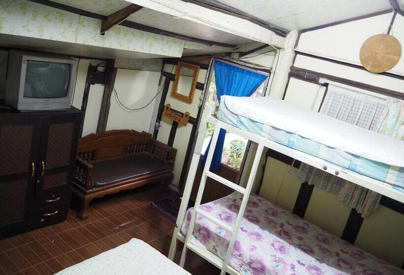 חדר קלאסי לשלושה, Three J Guesthouse