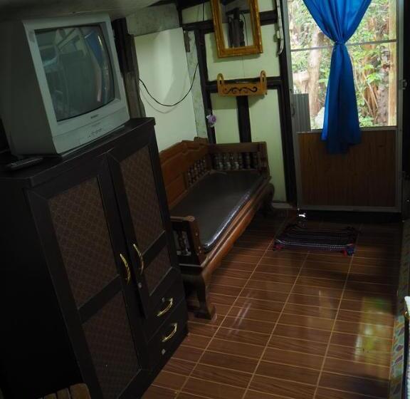 חדר קלאסי לשלושה, Three J Guesthouse