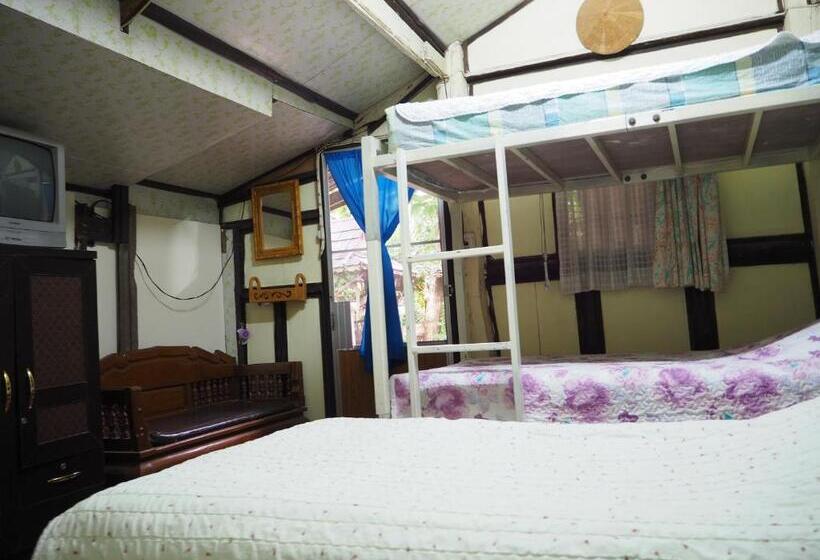 חדר קלאסי לשלושה, Three J Guesthouse