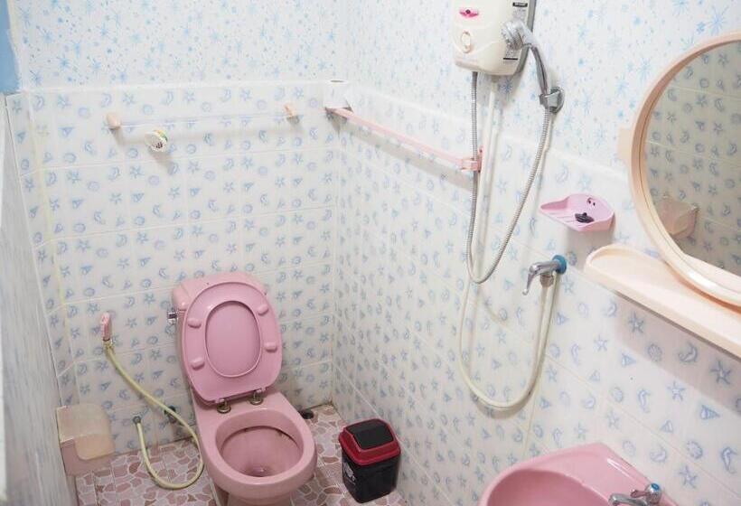 בונגלו משפחתי, Three J Guesthouse