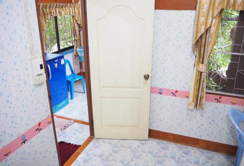 בונגלו משפחתי, Three J Guesthouse