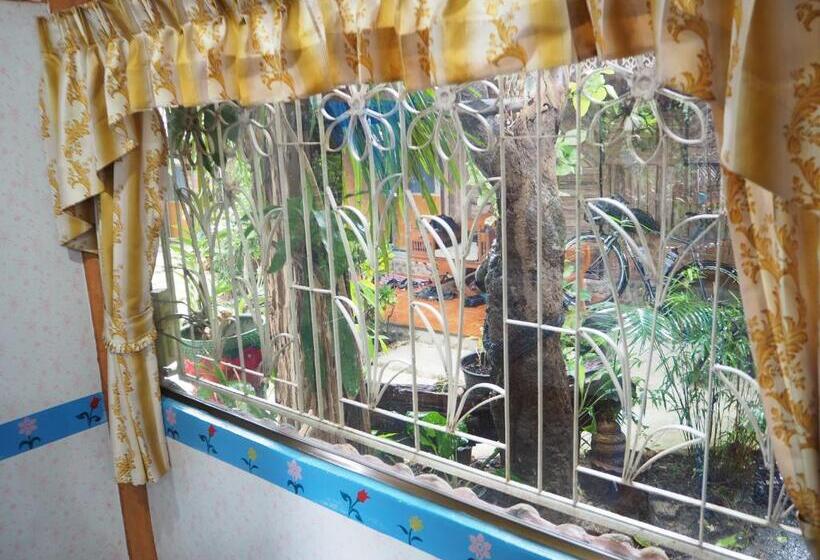 בונגלו משפחתי, Three J Guesthouse