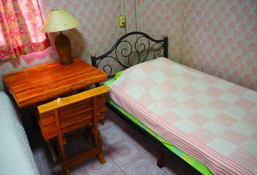 חדר בסיסי, Three J Guesthouse