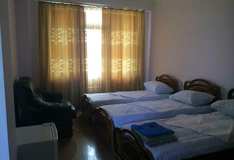 اتاق خانوادگی, Chito Gvrito