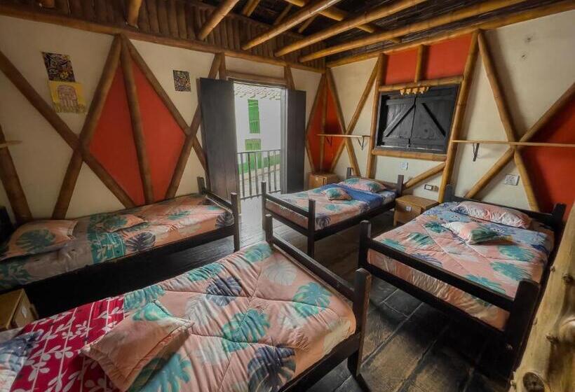 سرير فى غرفة مشتركه, Hostal Bambu
