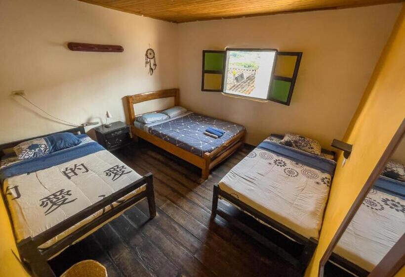 اتاق چهار تخته با دستشویی مشترک, Hostal Bambu