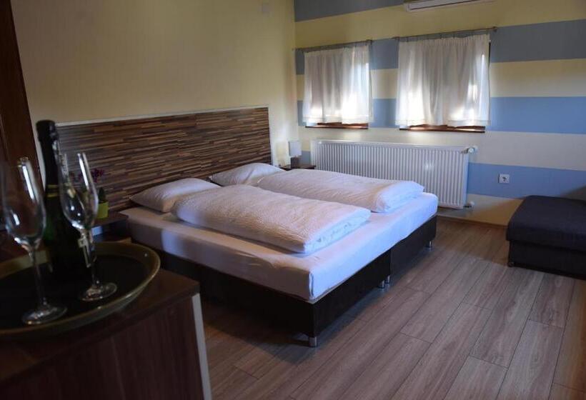 标准间, Aquarium Panzió