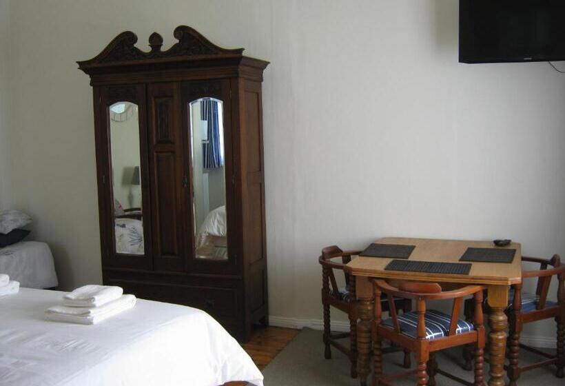 اتاق خانوادگی با چشم‌انداز جانبی دریا, Jetty Selfcatering