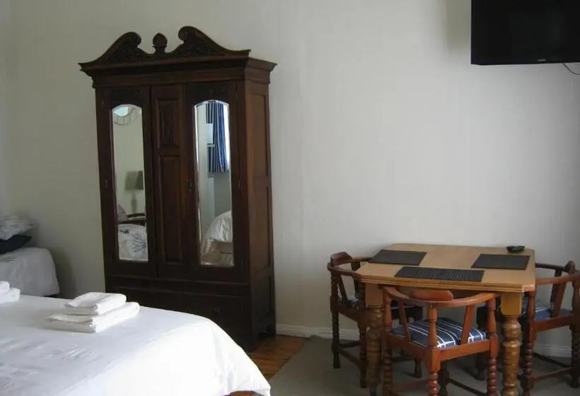 اتاق خانوادگی با چشم‌انداز جانبی دریا, Jetty Selfcatering