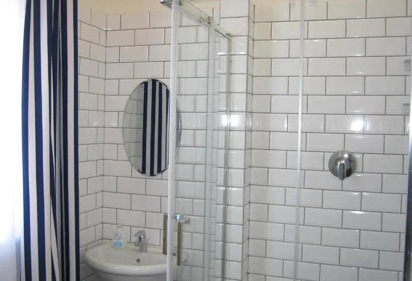 اتاق خانوادگی با چشم‌انداز جانبی دریا, Jetty Selfcatering