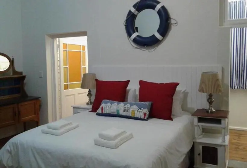 اتاق خانوادگی با چشم‌انداز جانبی دریا, Jetty Selfcatering
