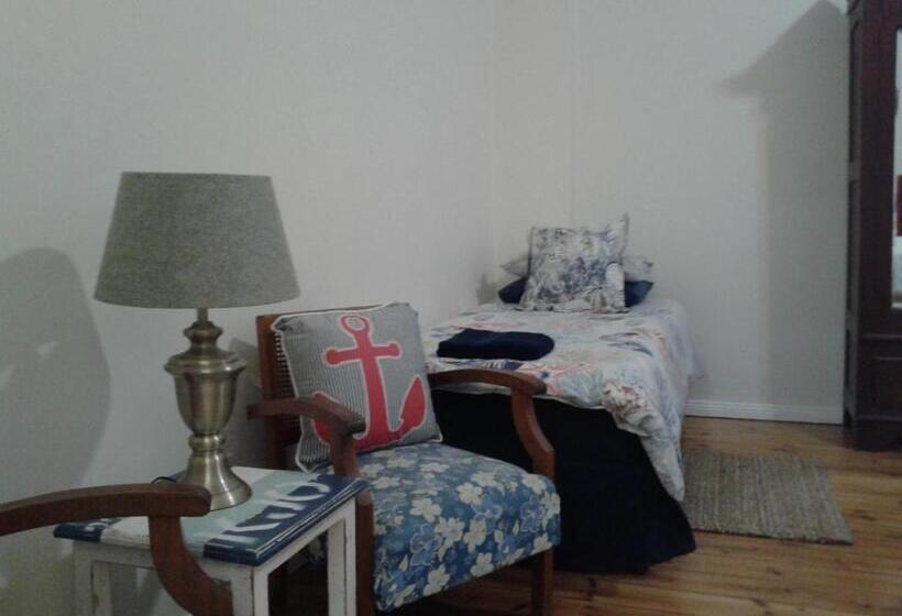 اتاق خانوادگی با چشم‌انداز جانبی دریا, Jetty Selfcatering