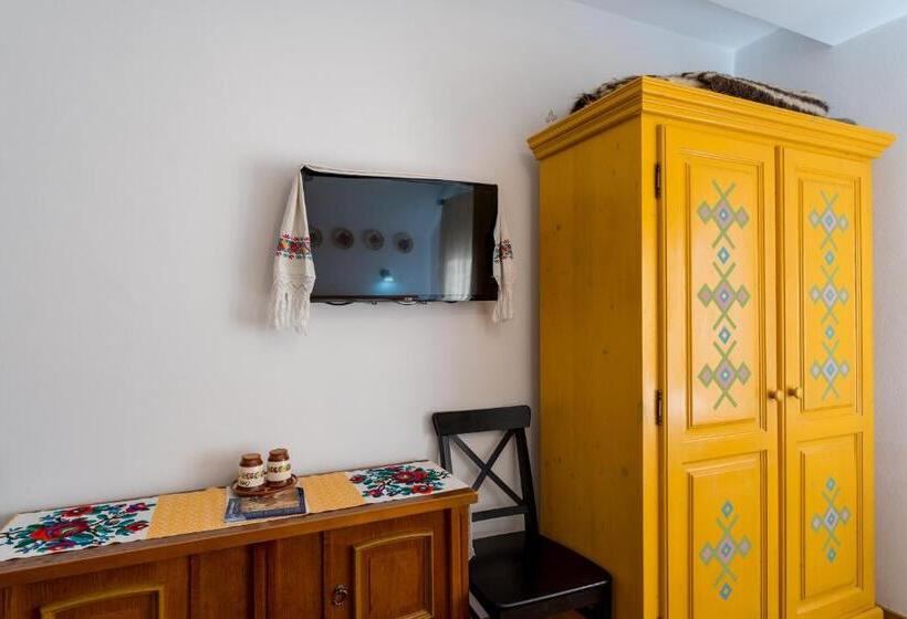 غرفة قياسية, Pensiunea Casa Traditiilor