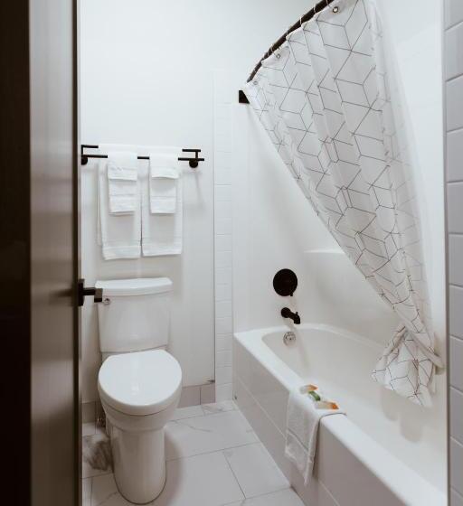 标准间, The Flying Steamshovel Inn