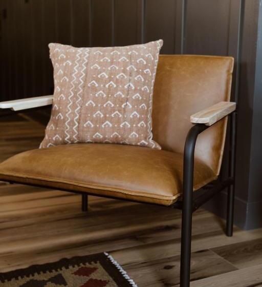 标准间, The Flying Steamshovel Inn