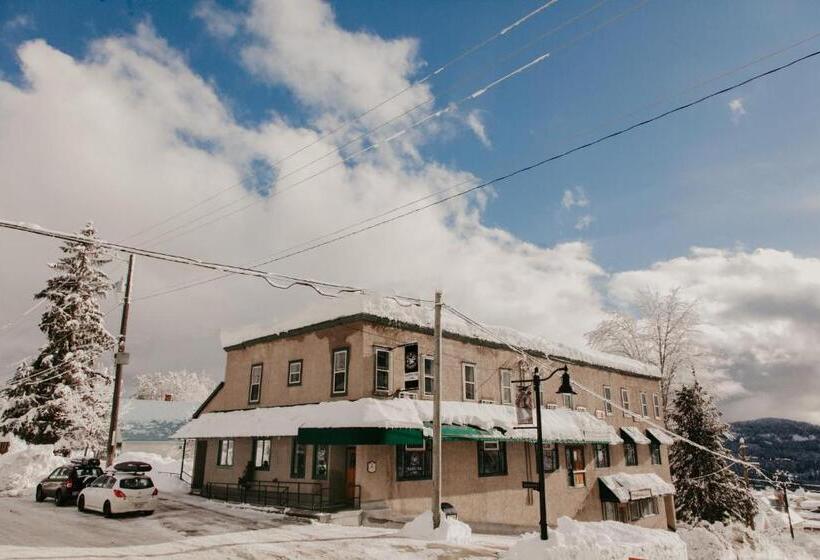 スタンダードトリプルルーム, The Flying Steamshovel Inn