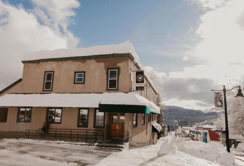 标准三人间, The Flying Steamshovel Inn