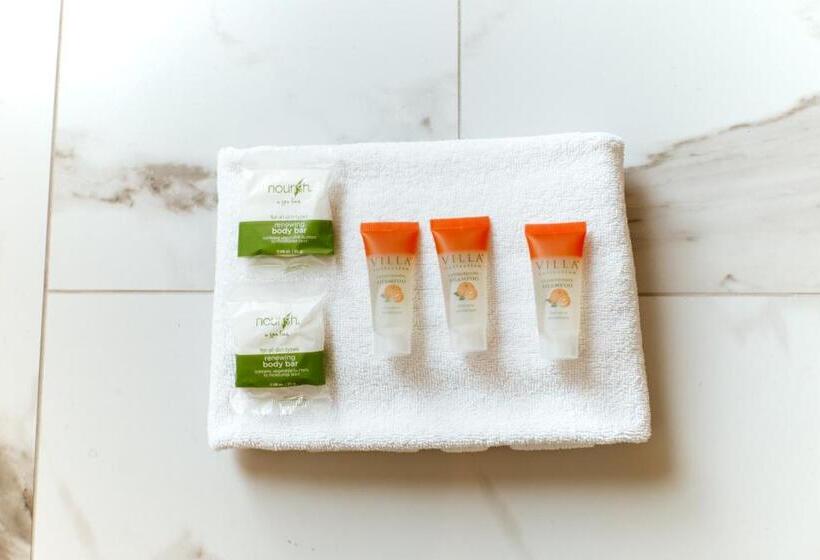 标准三人间, The Flying Steamshovel Inn