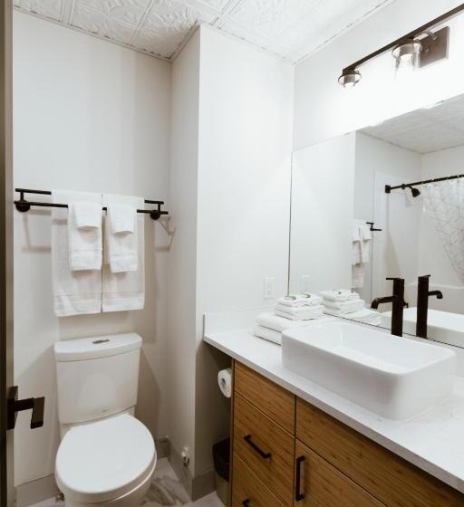 标准三人间, The Flying Steamshovel Inn