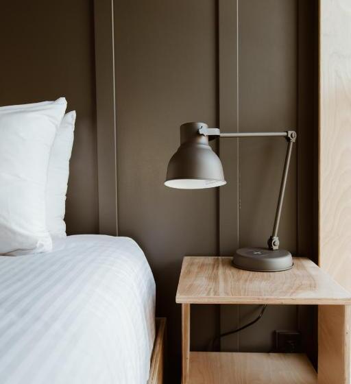 家庭工作室, The Flying Steamshovel Inn