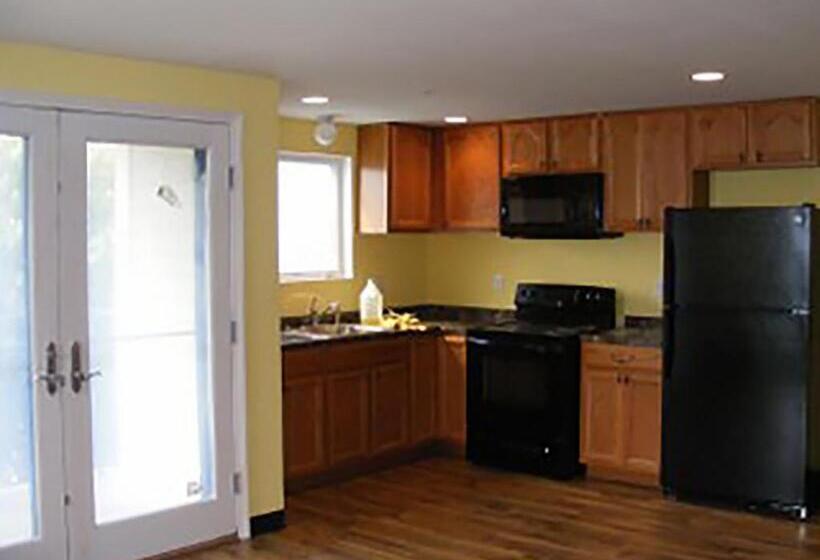 带1个卧室的带阳台的公寓, Beach Fantasy Apartment Suites