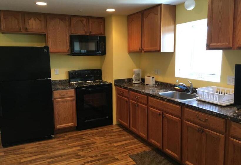 带1个卧室的带阳台的公寓, Beach Fantasy Apartment Suites