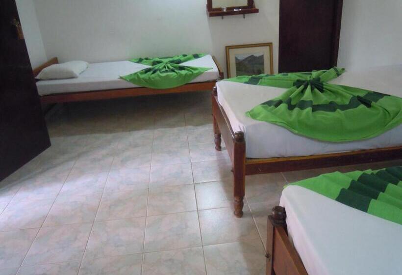 غرفة قياسية ثلاثية, Devi Tourist Home