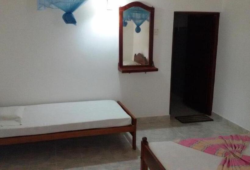 غرفة قياسية ثلاثية, Devi Tourist Home