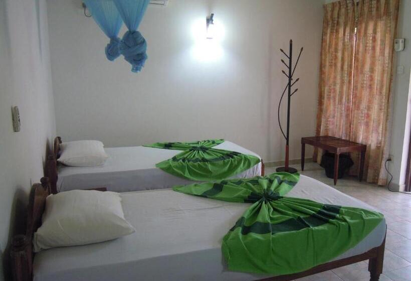 غرفة قياسية ثلاثية, Devi Tourist Home