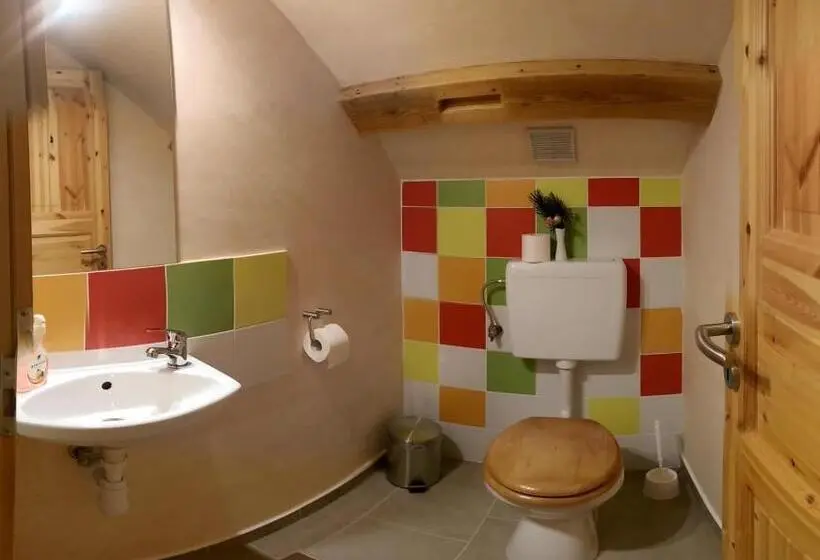 اتاق استاندارد چهارنفره با سرویس بهداشتی مشترک, Guest House Kraljev Hrib