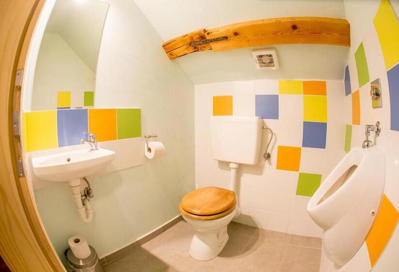 اتاق استاندارد چهارنفره با سرویس بهداشتی مشترک, Guest House Kraljev Hrib
