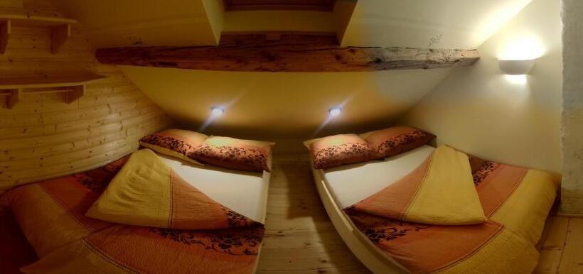 اتاق استاندارد چهارنفره با سرویس بهداشتی مشترک, Guest House Kraljev Hrib