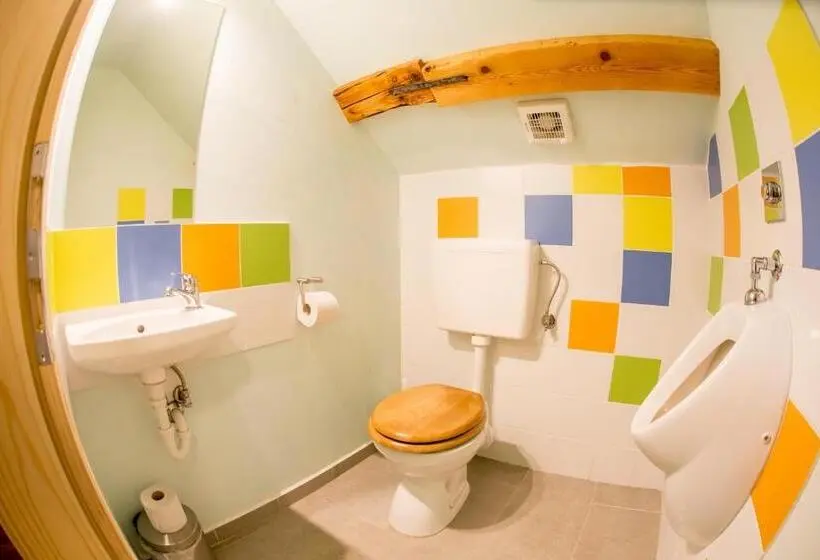 اتاق خانوادگی با سرویس بهداشتی مشترک, Guest House Kraljev Hrib