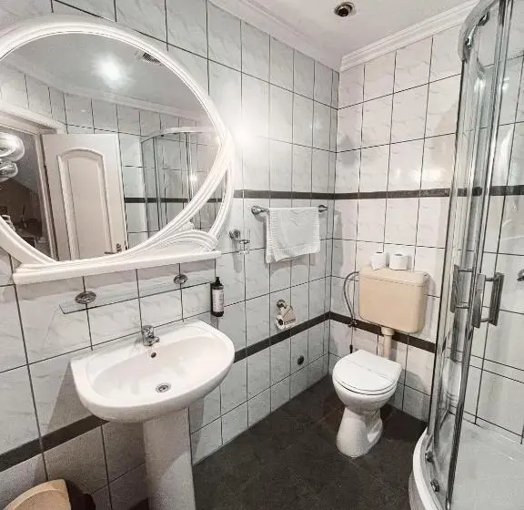 Standard Kolmen Hengen Huone, Pensiunea Curtea Bavareza