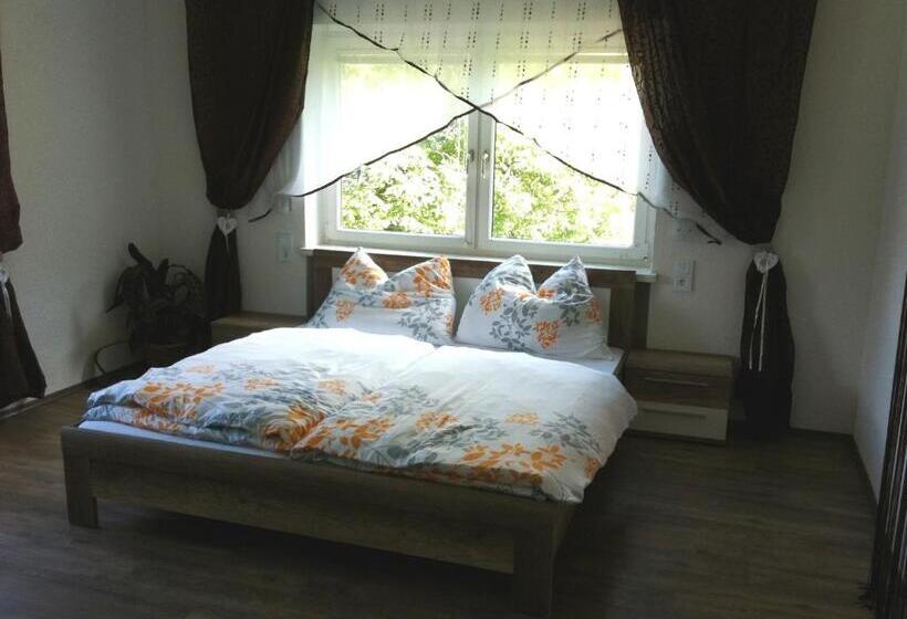 Семейный Номер, Harmonie Stüberl