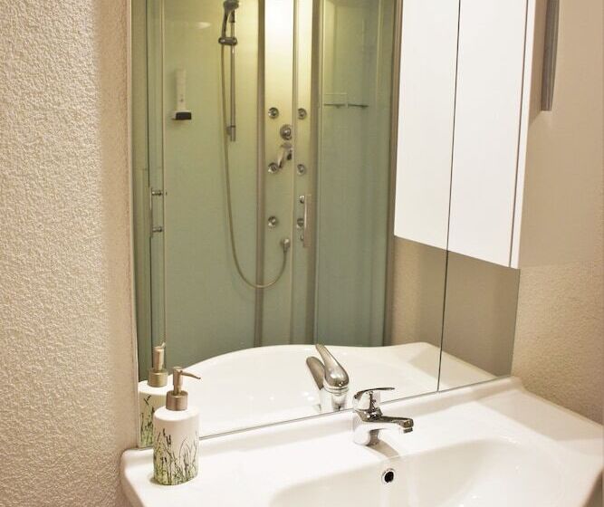 Семейный Номер, Harmonie Stüberl