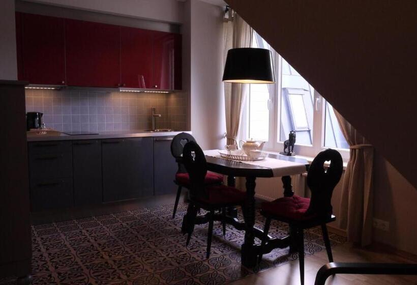 استودیو خانوادگی, Apartments Livia