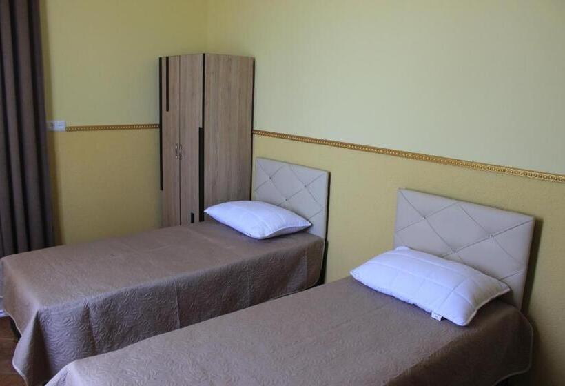 اتاق سوپریور سه تخته, Kvariati Grand Guest House